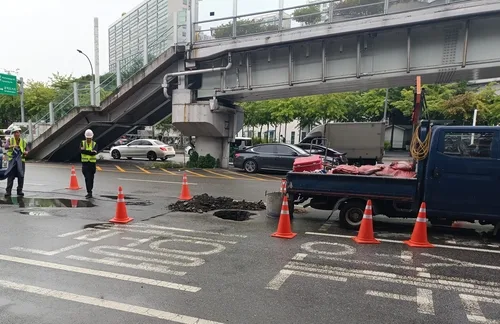 서울역 서부 인근 도로에 지름 45㎝ 포트홀 생겨…보수 공사 중