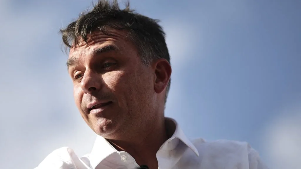 Por que Flávio Bolsonaro está tão enfraquecido em SP e RJ na Quaest