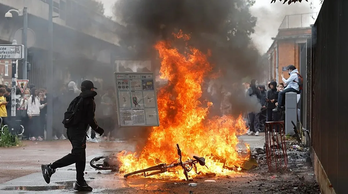 Alunos cantam música que evoca terroristas responsáveis por massacres em França. Justiça abre investigação