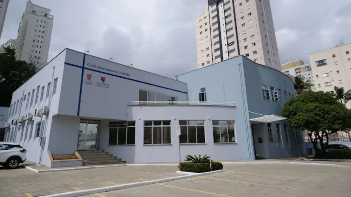 Arquidiocese faz alerta após ‘padre’ pedir doações para comprar próteses em SC