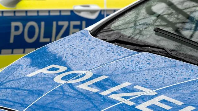 Keine Verkehrsbehinderungen: Motorradfahrerin stürzt bei Regen auf A8 nach München
