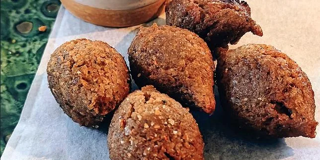 Trois restaurants à tester à Paris pour voyager par l’assiette, de la Grèce au Liban