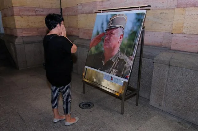 “Brûle en enfer” : même mort, Ratko Mladic continue de diviser les Balkans