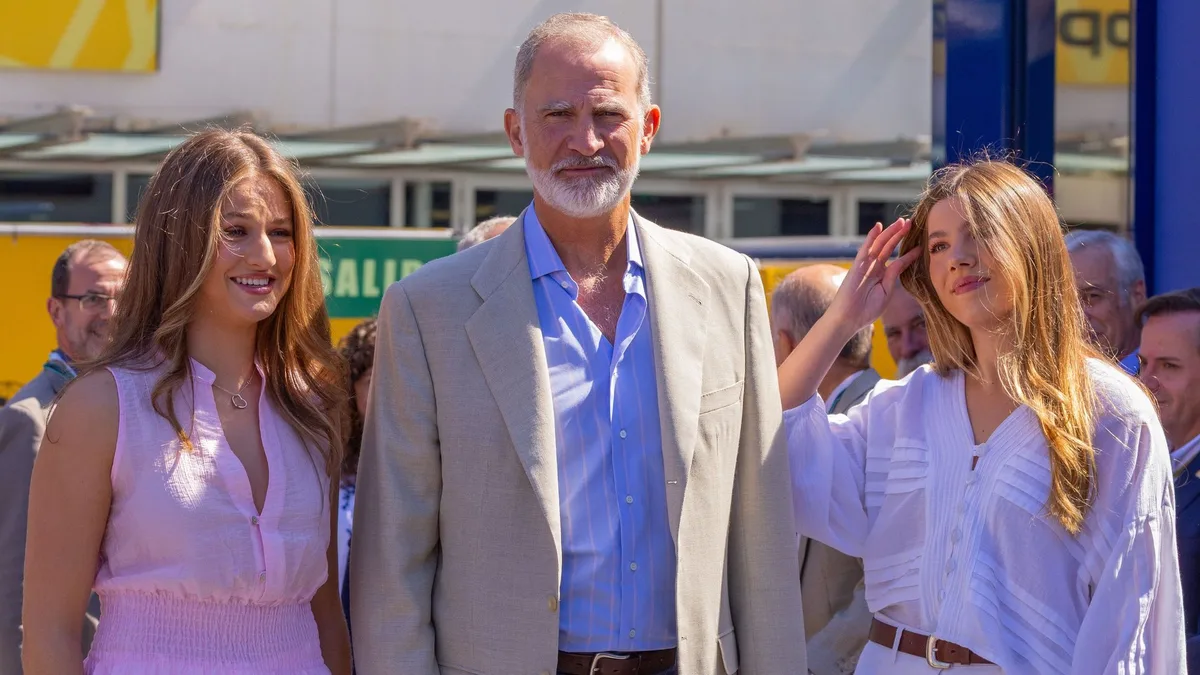 Leonor y Sofía se mimetizan en la Fórmula 1 de Madrid: looks coordinados, blanco y un inesperado toque de rosa para acompañar al rey Felipe