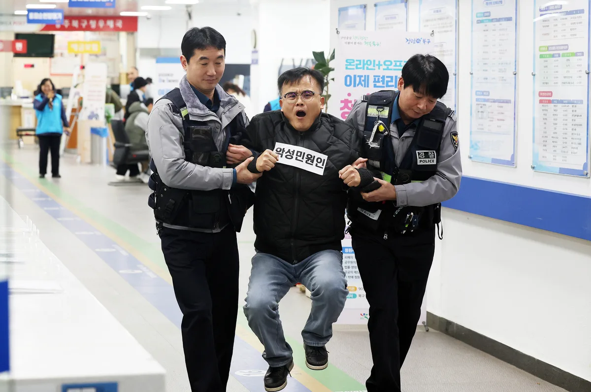 주민센터 팀장 뺨 때린 60대 실형···폭행·폭언 노출된 대민 공무원들