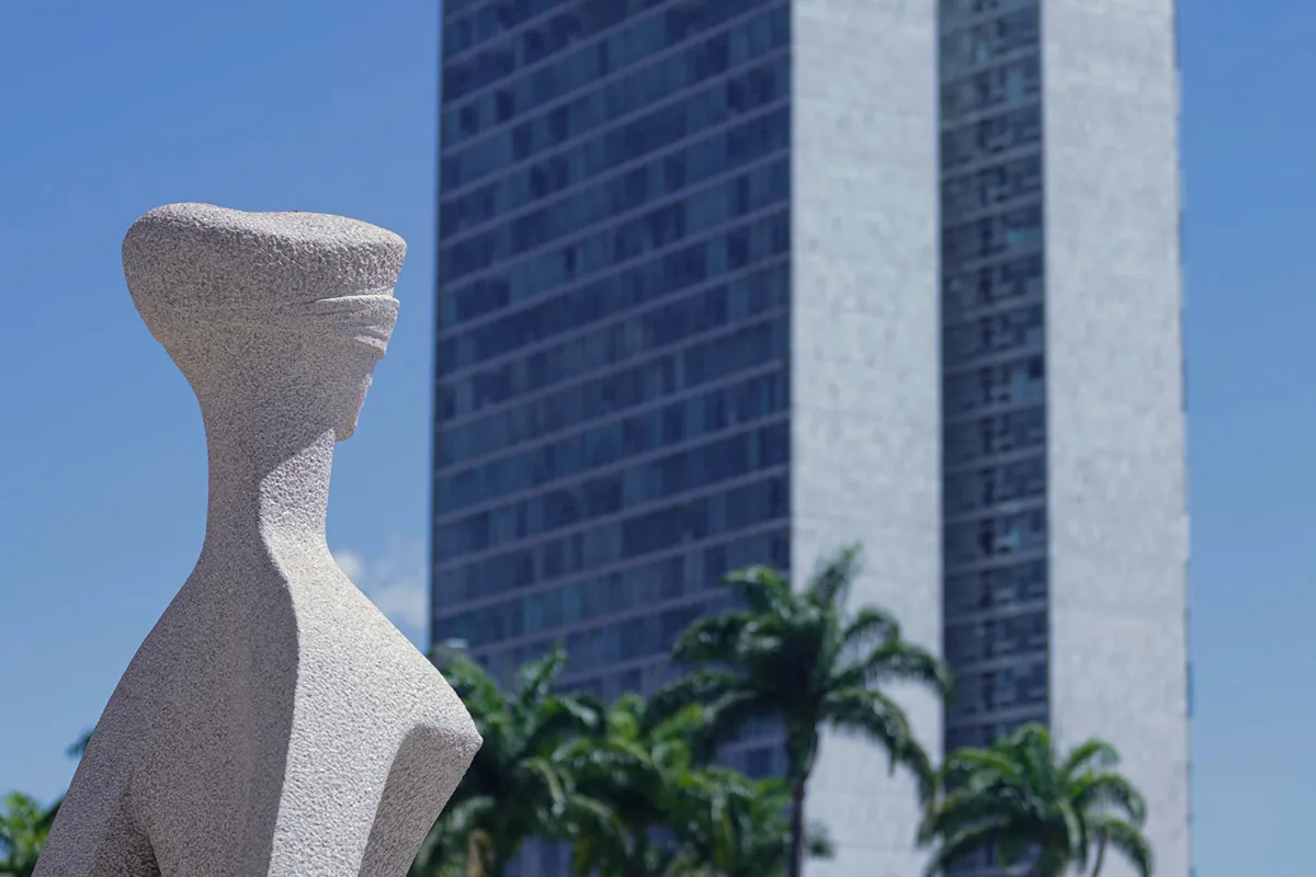 Inferno astral à moda brasileira (por Felipe Sampaio)