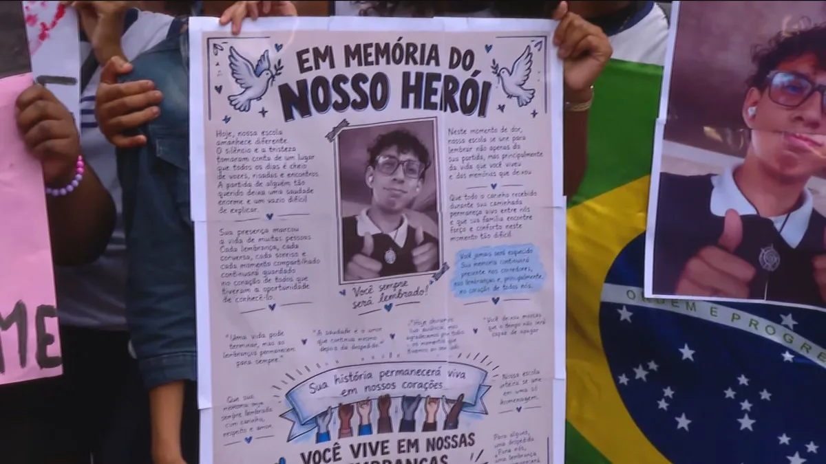 Colegas de adolescente morto em assalto em São João de Meriti fazem protesto e pedem mais policiamento