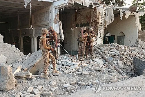 파키스탄 경찰청사 폭탄테러 사망자 50명으로 늘어…100명 부상