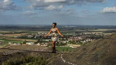Seiltänzerin überquert Halden ohne Sicherung