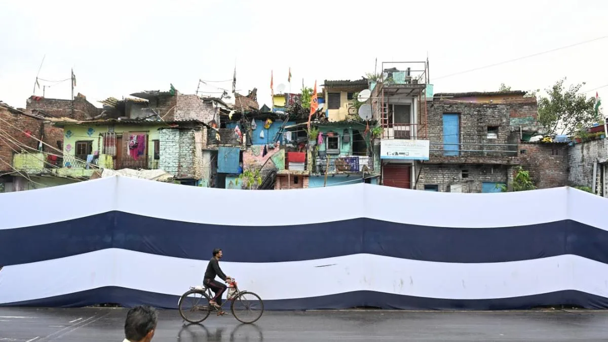 Slum settlement in south Delhi veiled for BRICS Summit
