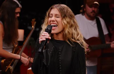 Slayyyter solta a voz em nova performance de “Brand New Chanel$”; vem assistir!