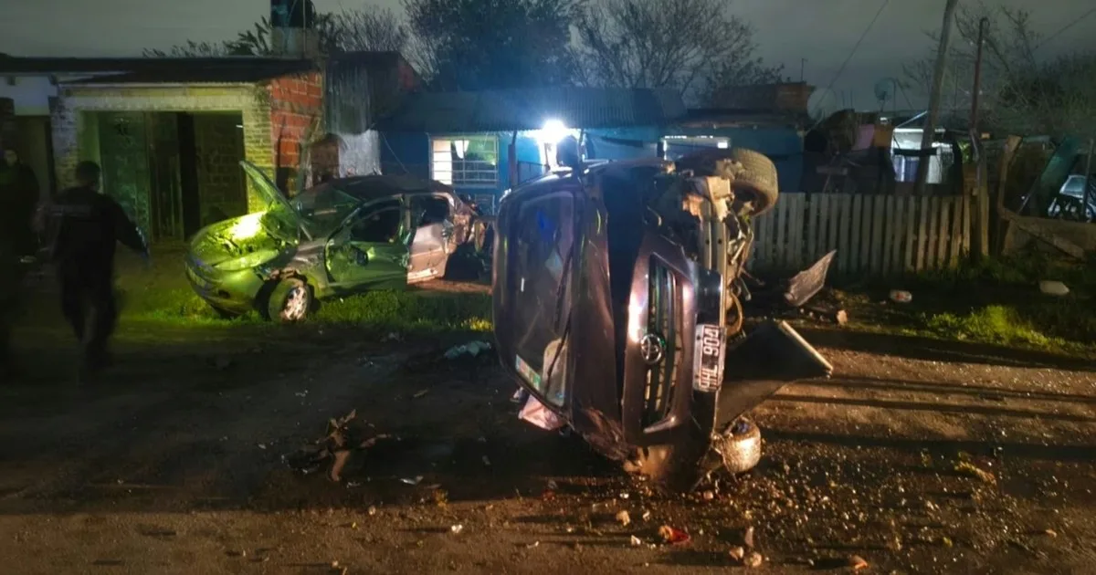 Un adolescente le robó el auto a su papá, lo chocó y se fugó: los vecinos agredieron al dueño del vehículo al llegar al lugar del accidente