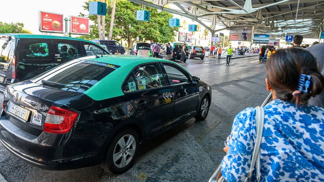 Táxis no aeroporto de Lisboa vão passar a custar pelo menos 16 euros