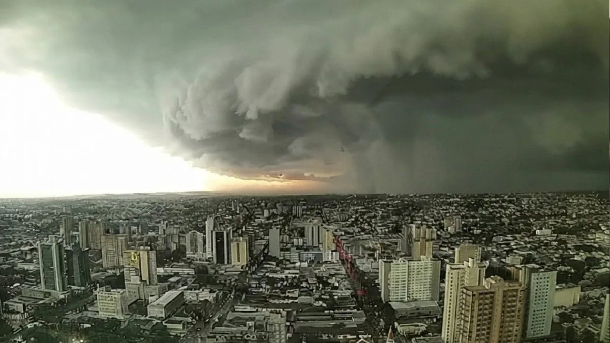 Ciclone extratropical provoca alerta laranja em 5 estados em meio a ‘calorão’ de até 41 °C no fim de semana; veja onde chove até 100 mm com risco de granizo