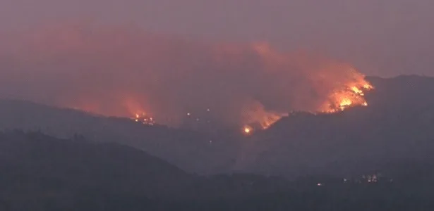 Pilotos morrem em queda de helicóptero que combatia incêndio na Califórnia