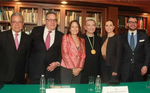 Dan medalla Francisco Ibarra López al Mérito Empresarial en Comunicación 2026 a Ramón Alberto Garza; destacan su trayectoria profesional