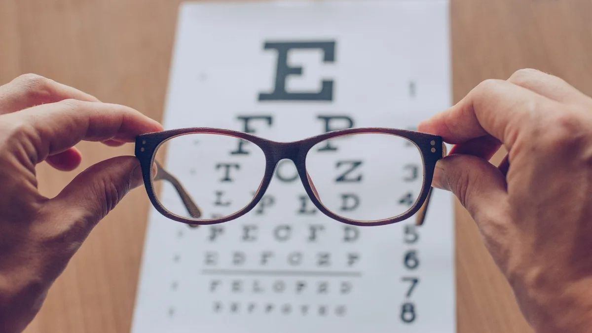 Publicité pour les lunettes : pourquoi le gouvernement renonce à son projet d’interdiction