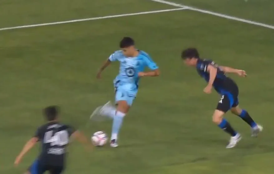 El espectacular gol de rabona de un jugador argentino que se candidatea como uno de los mejores del año