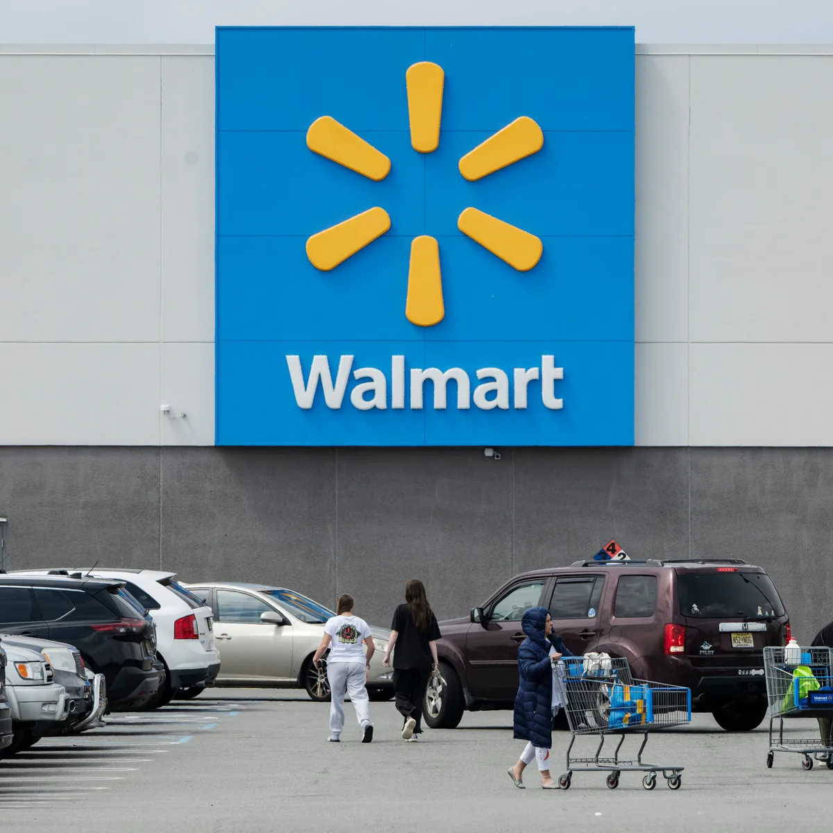 Walmart Posts Slowest Sales Growth in Years as Americans Tighten Wallets