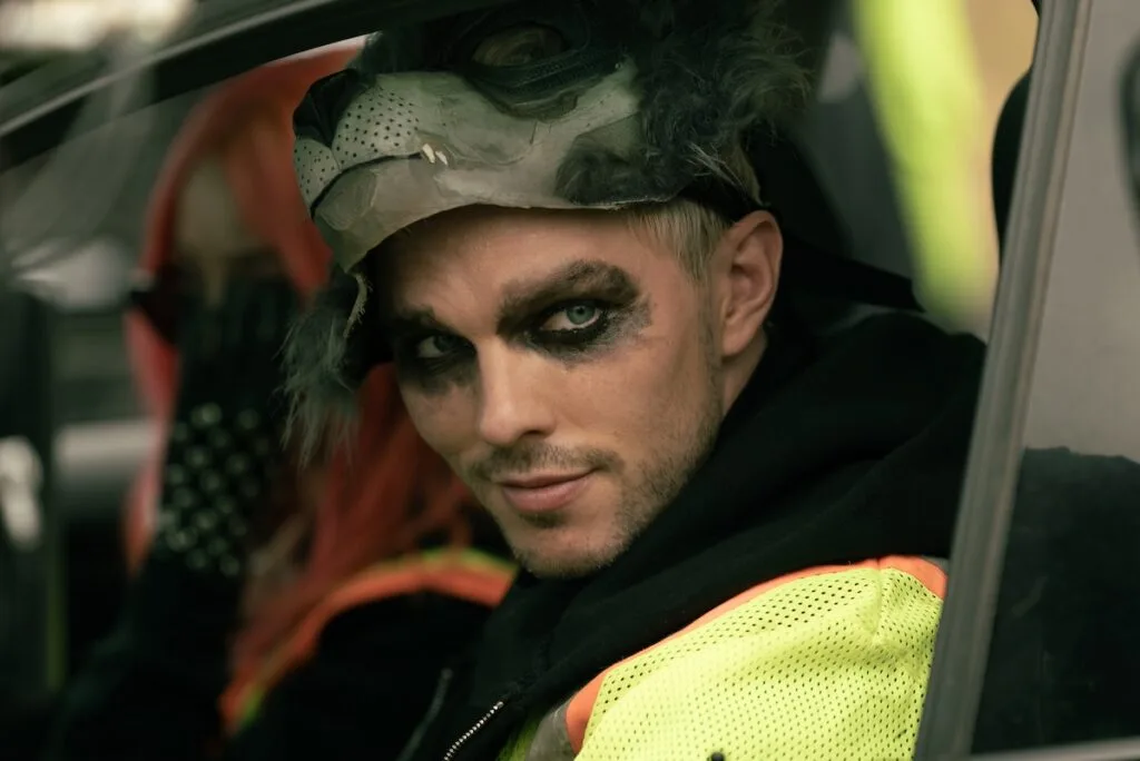 Nicholas Hoult ensina ‘Como Roubar um Banco’ no novo trailer do thriller cômico; Confira!