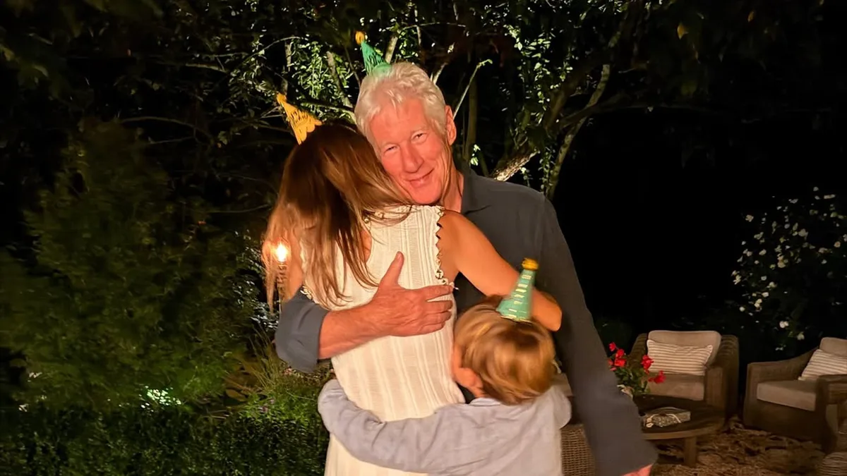 Richard Gere celebra sus 77 años con un baile improvisado junto a Alejandra Gere, el abrazo de su hijo y una preciosa declaración de amor