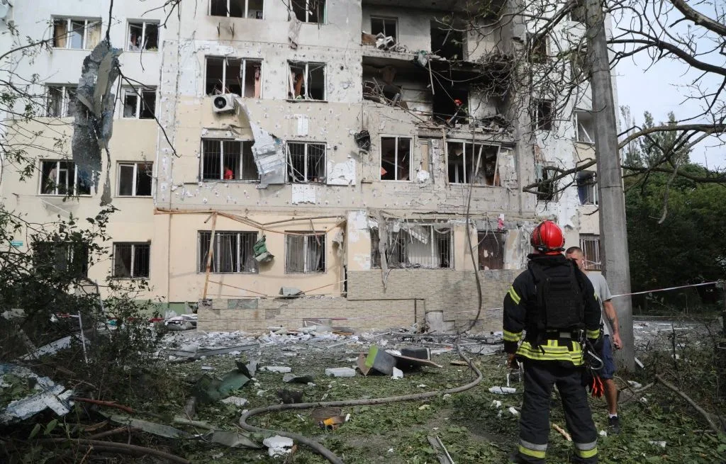 EN DIRECT Guerre en Ukraine : Une attaque russe sur un entrepôt fait trois morts et plusieurs blessés…