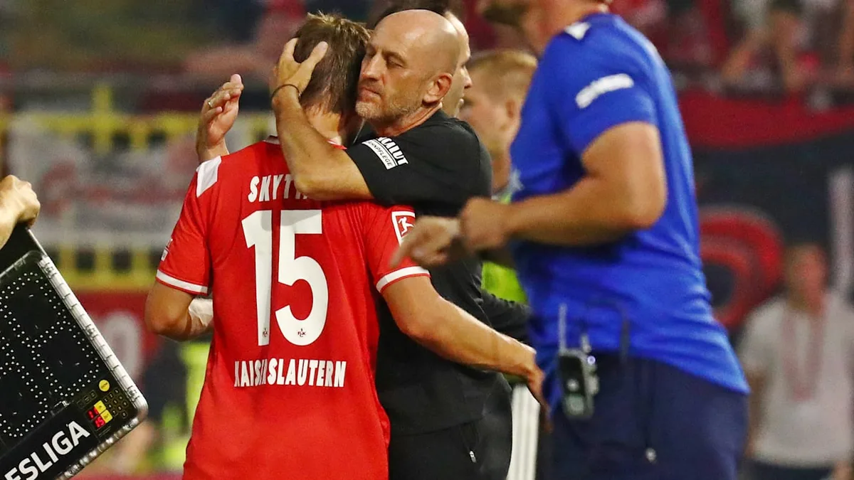 Noch auf dem Platz - Zweitliga-Star bricht nach Foul in Tränen aus