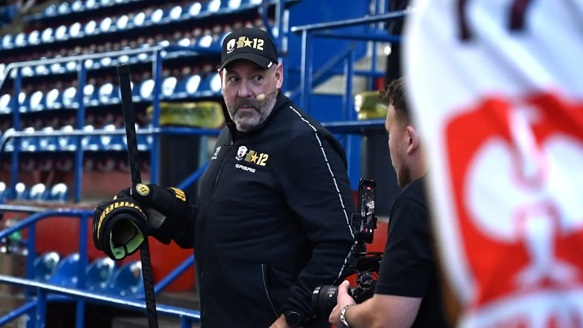 Spieler von Neu-Trainer begeistert - Eisbär Dubois übt fleißig Deutsch