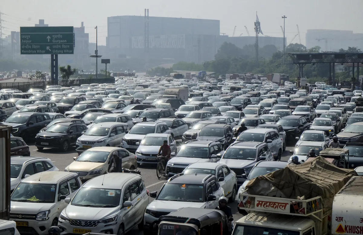 Delhi traffic curbs to continue Sunday, diversions likely at 30 key points