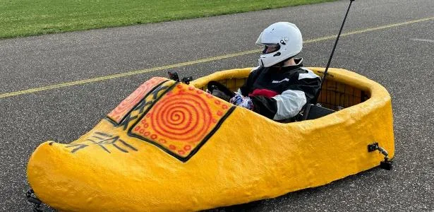 Holandês bate recorde dirigindo sapato motorizado mais rápido do mundo