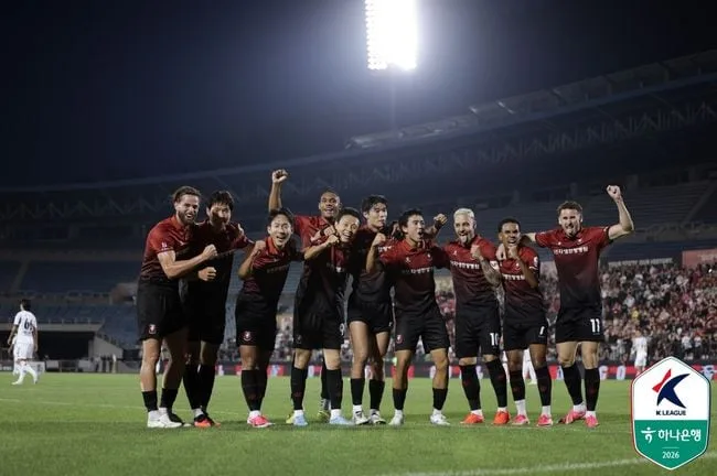 '강적' 전북에 3-2 승리한 부천, 구단 통산 900호 골 돌파+홈 100승 기록까지 [오!쎈 현장]