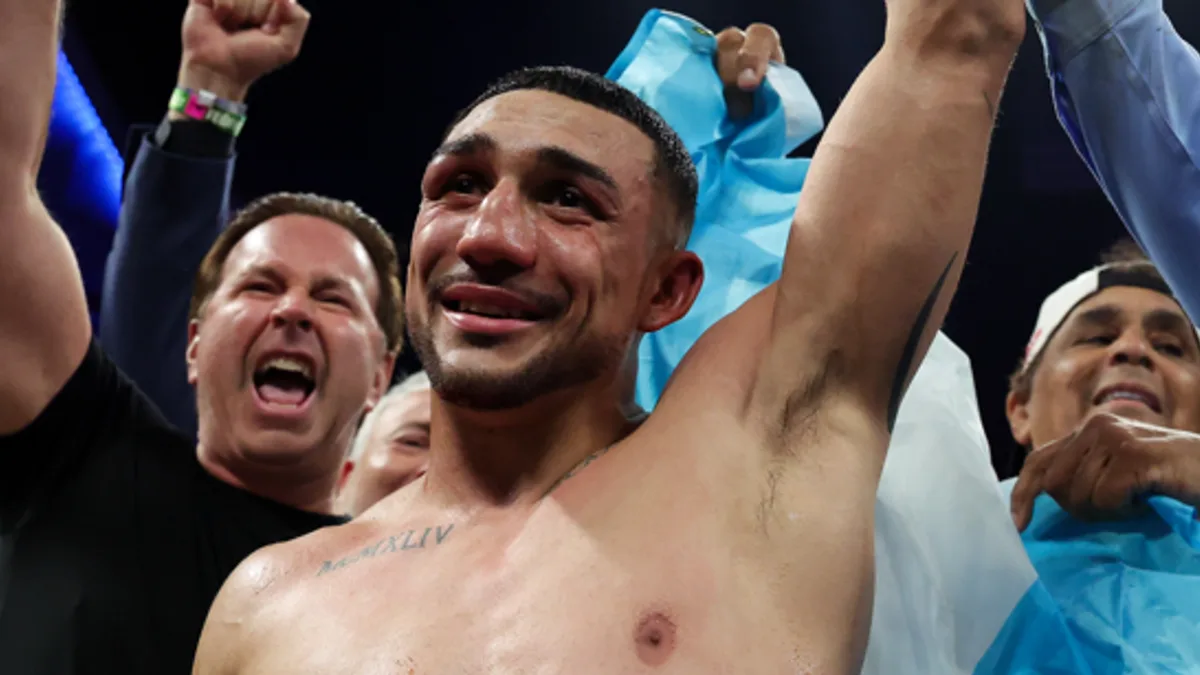 Lopez takes Romero's WBA title to become three-weight champion