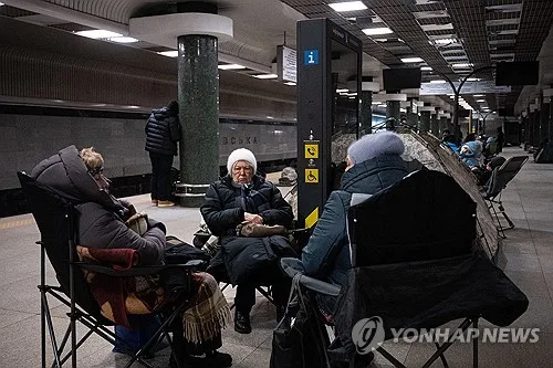 우크라 수도에 고강도 공습…러 점령지서는 버스 폭발