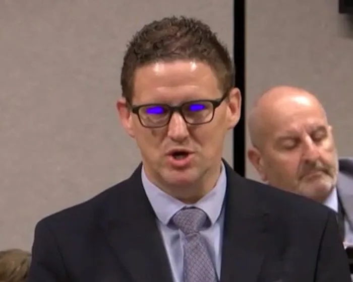 Reform UK politician appears to use smart glasses as teleprompter during Senedd debate – video