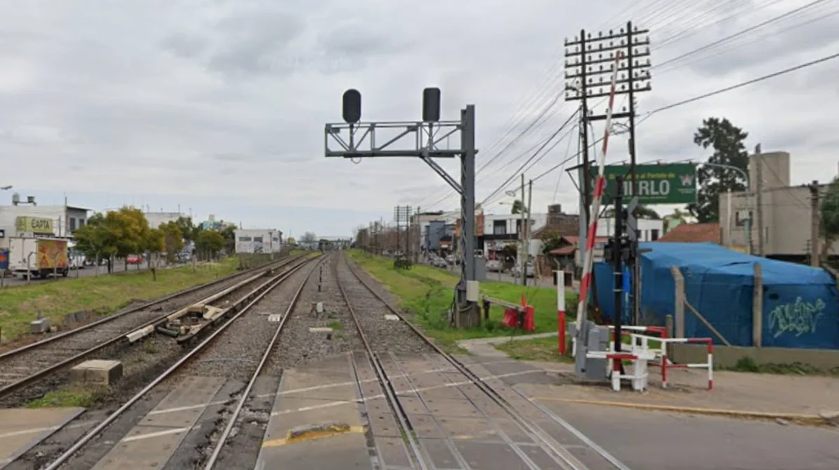 Pasó con el auto cuando las barreras estaban bajas y el tren se lo llevó puesto: ahora tendrá que pagar los gastos de reparación