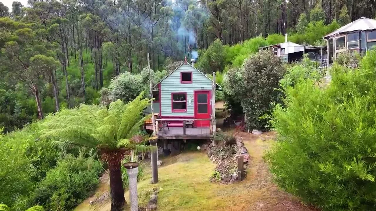 Australian artist rebuilt bushfire-destroyed home as off-grid cabin for AU$7,000