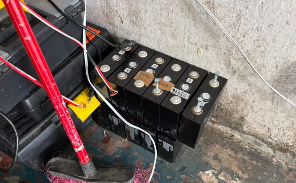 Baterias de R$ 10 mil, furtadas de torres de telefonia, são encontradas em oficina no São Francisco; homem é preso
