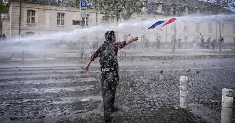 Dezenas de pessoas detidas nos protestos em França