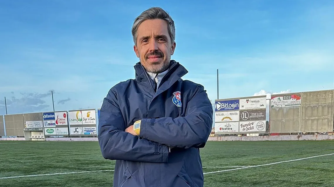 FC Oliveira do Hospital: Nuno Pedro diz que “equipa para ganhar não pode sofrer três golos”, mas aponta “lance inválido” no segundo golo do Benfica Castelo Branco