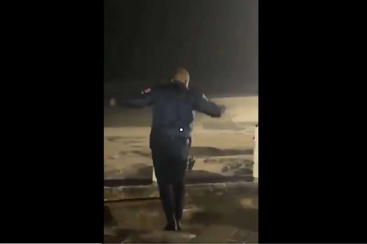 Vídeo: GCM é engolido por cratera durante chuvas na Praia Grande
