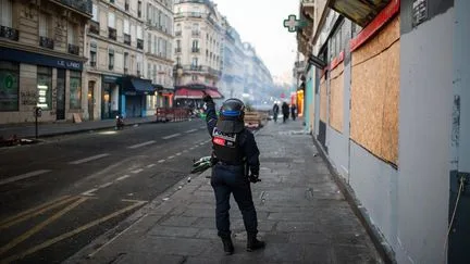 Quatre questions sur la "perte de contrôle" des forces de l'ordre après les violences du 17 octobre