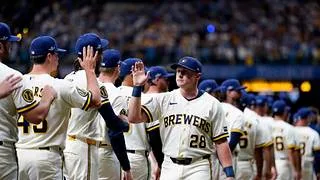 MLB: Milwaukee deja a los campeones en "terapia intensiva"