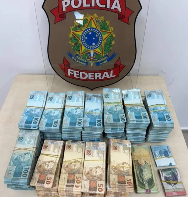Funcionária de universidade de candidato é presa com R$ 800 mil na fronteira