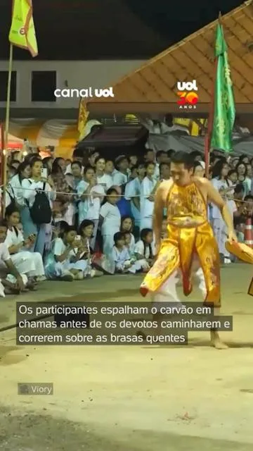Devotos caminham descalços sobre brasas durante festival religioso na Tailândia