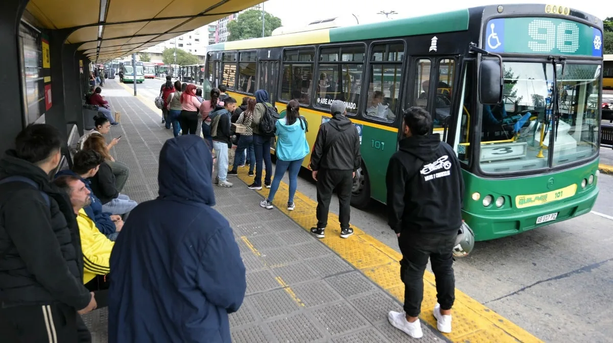 Cuánto aumentará el boleto de los colectivos que circulan en CABA y PBA desde octubre