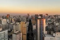 Policial é baleado durante operação contra roubo de veículos no RJ