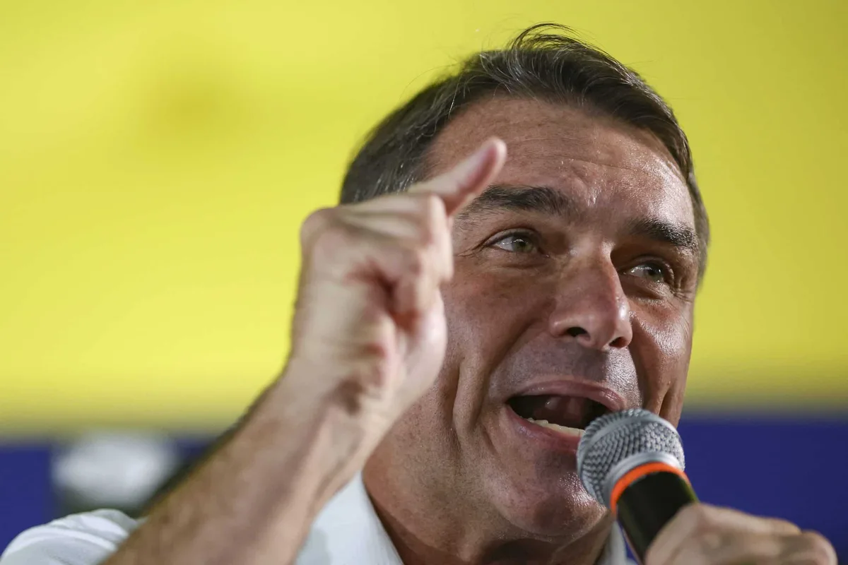 Flávio Bolsonaro entra com ação para censura coletiva de 32 perfis nas redes sociais