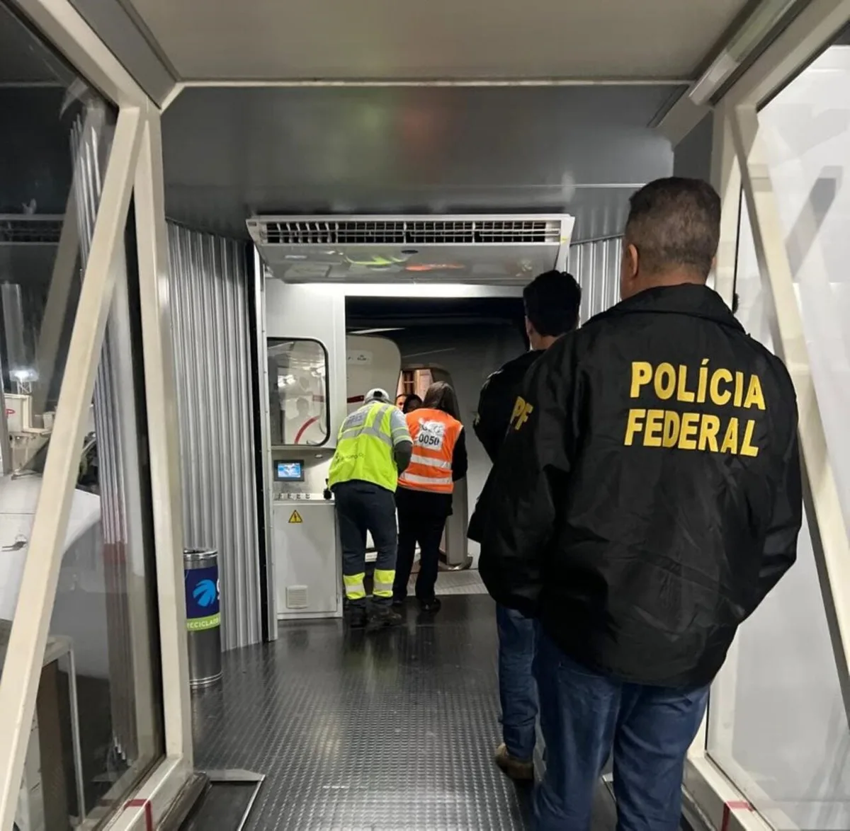 Passageiros são retirados de avião no Paraná após um deles falar em “bomba”
