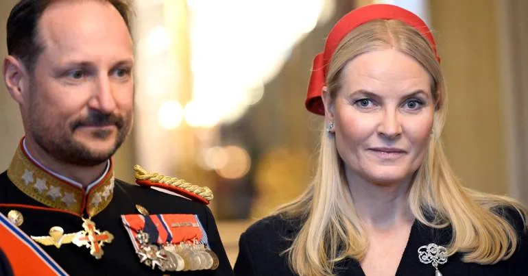Rainha Mette-Marit falha juramento do Rei Haakon VIII