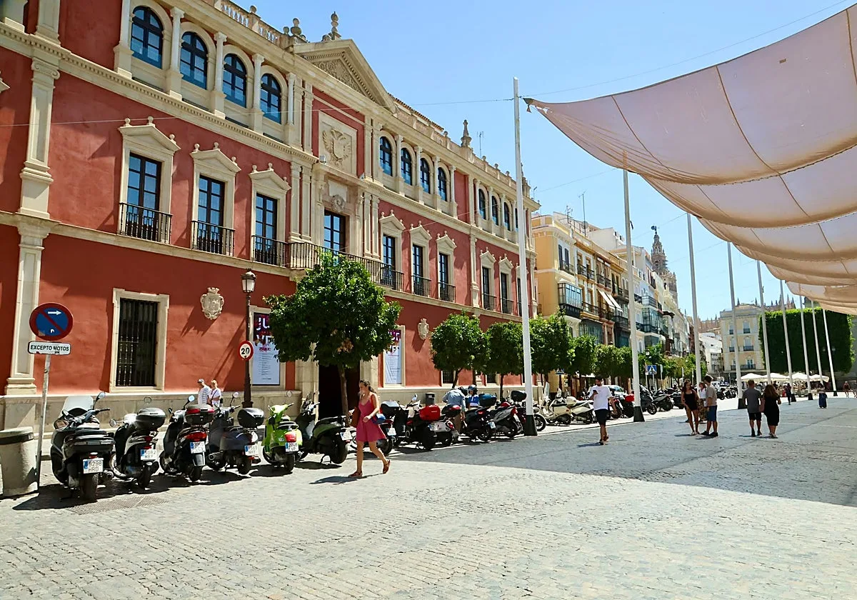 José Luis Sanz negocia tarifas 'low cost' en los parkings del Centro para eliminar las motos de las aceras